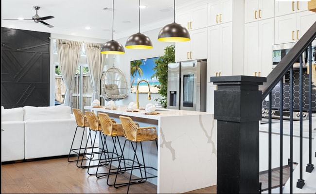 Photo - 7033 Avenue L