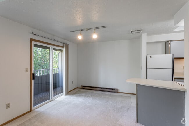 2BR, 1BA - 902 SF