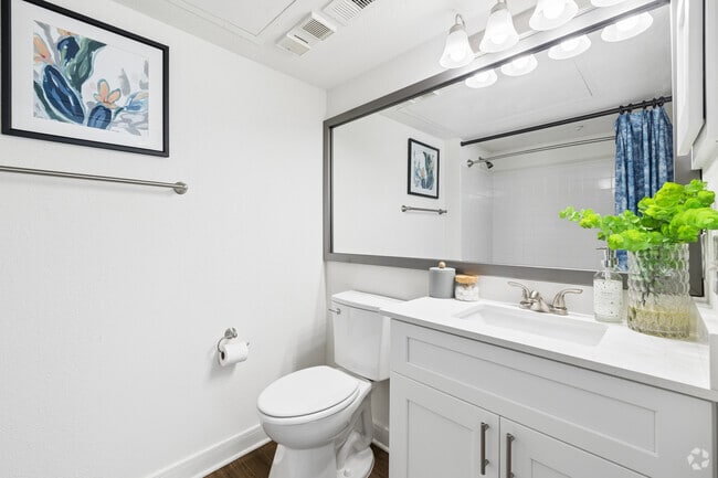 B2R 2BR, 2BA - 1,038SF - Primary Bathroom