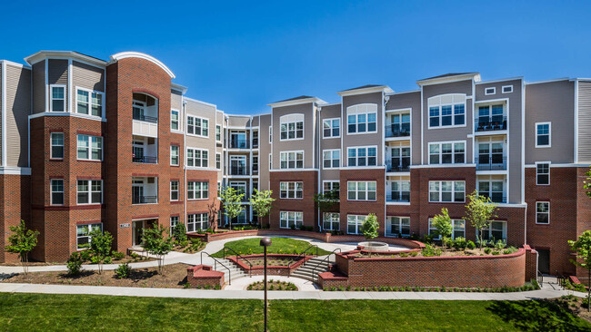 Exterior - Radiant Fairfax Ridge Apartments