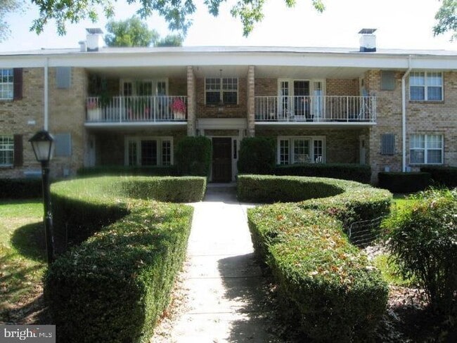 Building Photo - 1130 S Washington St Unit T2 Rental