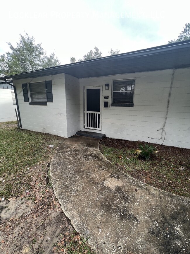 2 Bedroom Duplex on the Westside - 2 Bedroom Duplex on the Westside House