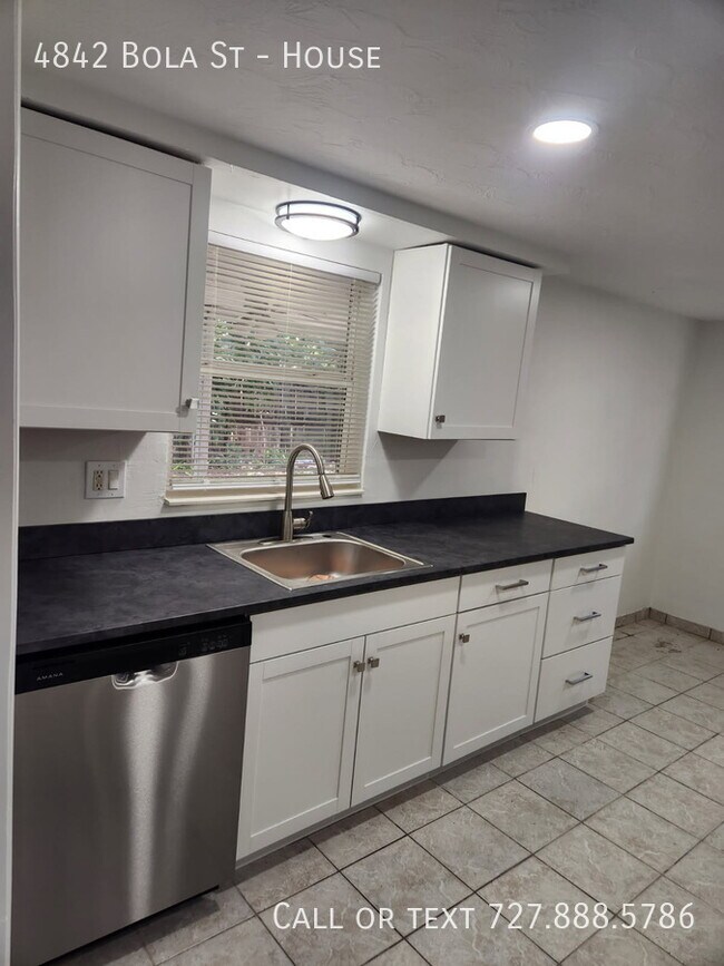 Photo - 4842 Bola St