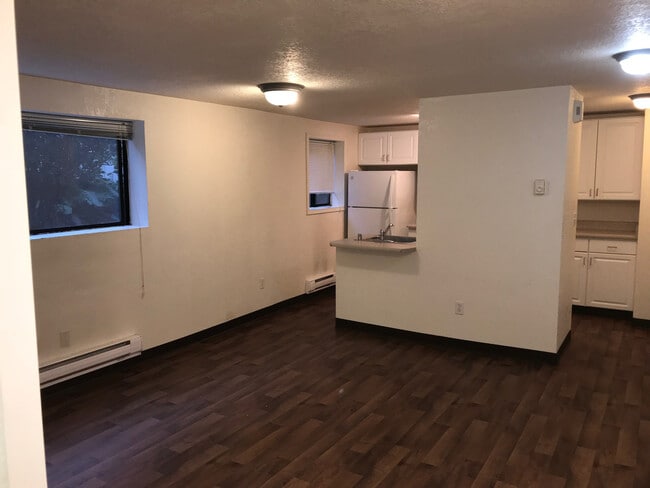 Building Photo - Spacious 1BR w/ Off-Street Parking | Quiet 4-Unit Building + Pet Friendly Unit 4