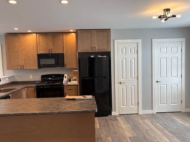 Cocina con despensa y armario para abrigos. - 867 Upper Pleasant Valley Rd