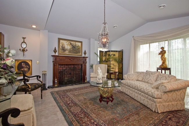 Living Room - 500 Edwards Blvd Unit 33