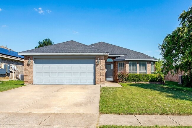 Building Photo - Welcome Home- Stylish 3 Bedroom, 2 Bath Ho...