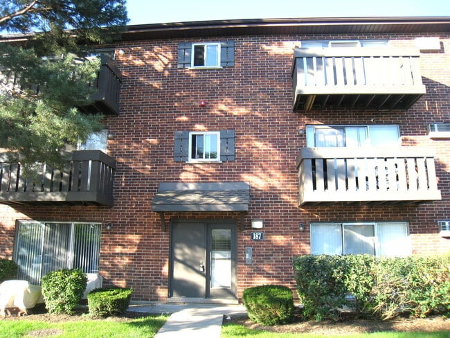Building Photo - 187 Pickwick Dr Unit 3F Rental