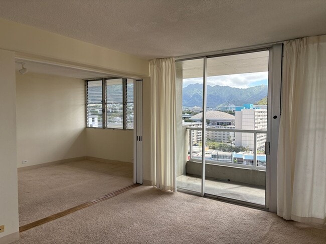 Photo - An absolute gem in Hono Hale Tower. Located in Mo'il'ili and close to the University of Hawaii.