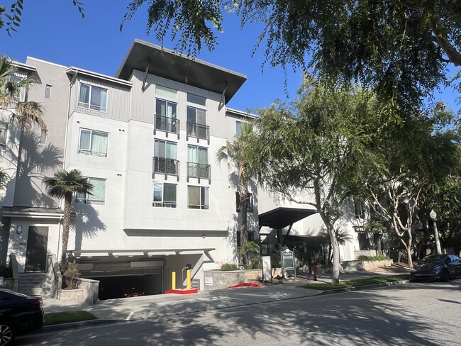 Building Photo - 6400 Crescent Park E Unit Waterstone