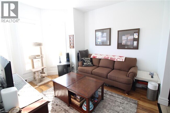 Photo - 62 Dundas St