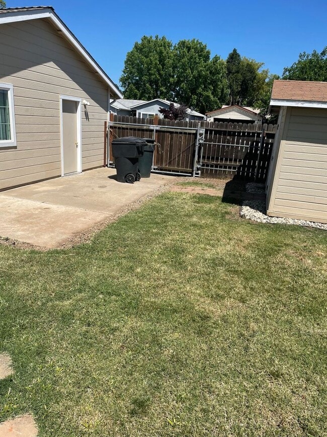 Building Photo - ROSEVILLE HOME FOR  RENT – Spacious 3 Bedroom Home on Large Corner Lot