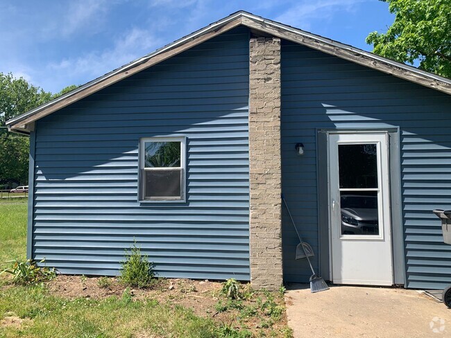 Building Photo - Cozy 2-Bedroom, 1-Bathroom Home in Elkhart...