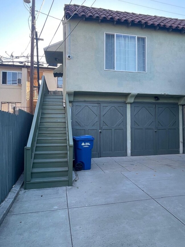 Photo - 1163 N Genesee Ave Unidad 1163.5