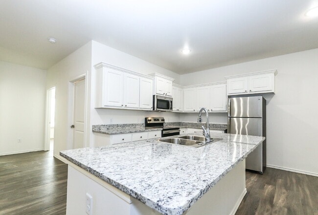 Building Photo - 3 Bedroom Townhome