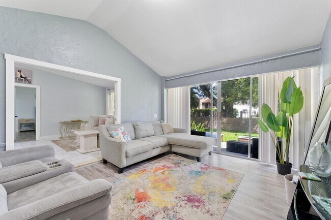 5380 Lakewood Cir S