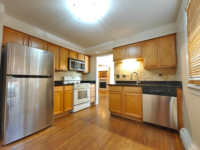 Photo - 7555 N Oakley Ave Unidad 1A