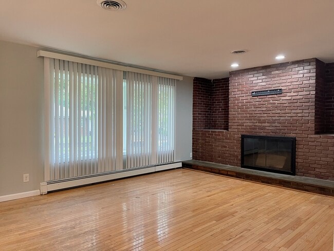 Building Photo - 129 Hall St Rental