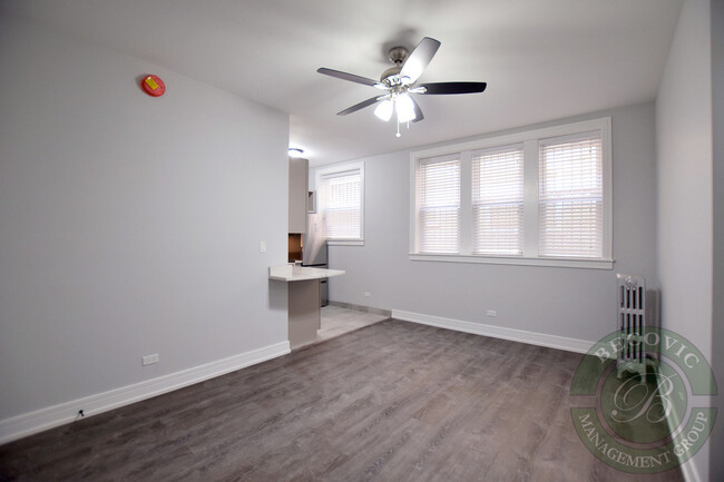 Photo - 1517 W Sherwin Ave Apartments