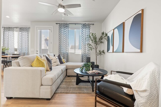 2BR, 2BA - 1,006SF
