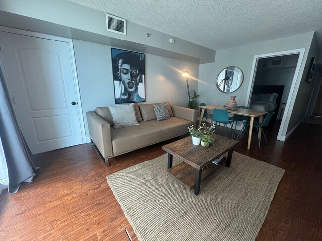 Photo - 1 SE 12th St Unidad FL19-ID1022198P