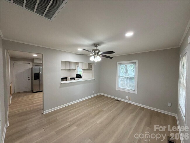 Photo - 831 Cason St
