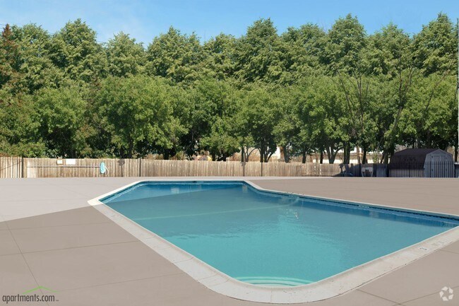 Pool - Oakridge Apartments