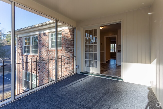 2BR, 2BA - 1,141SF - Screened Porch