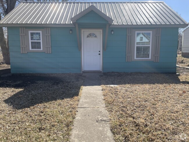 Building Photo - 127 E 3rd St Rental