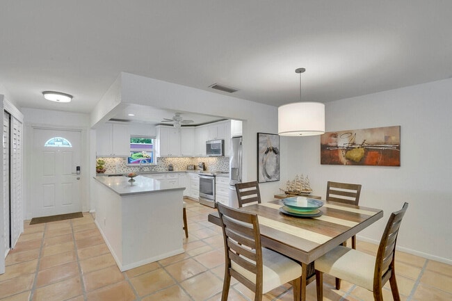 Photo - 772 Nantucket Cir Unit B