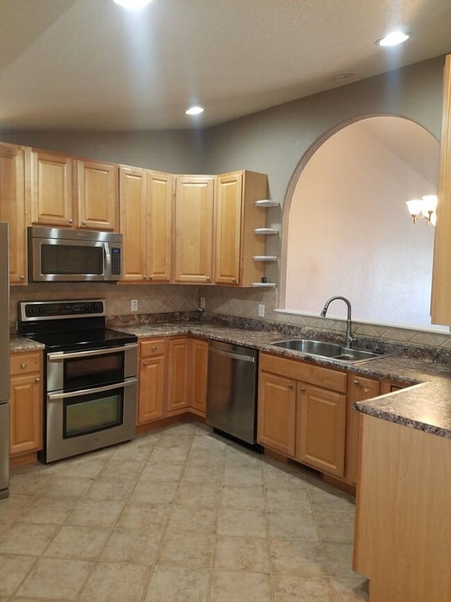 Building Photo - Beautiful Townhouse with Magnificent City Views.