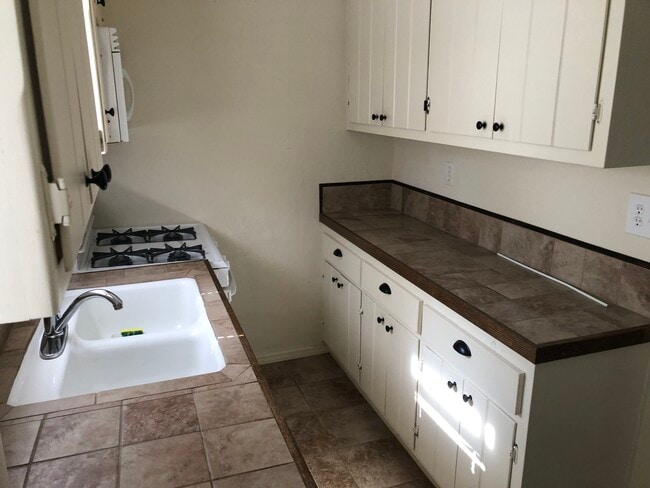 Photo - 208 Meadow Ln
