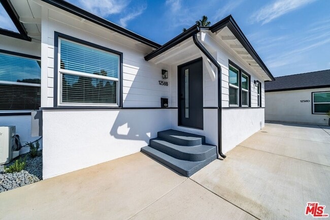 Photo - 1258 Mariposa St