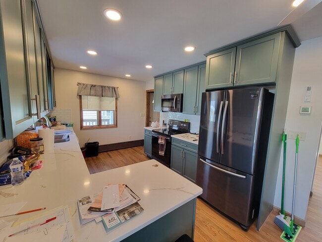 Kitchen - 4605 Oneida St