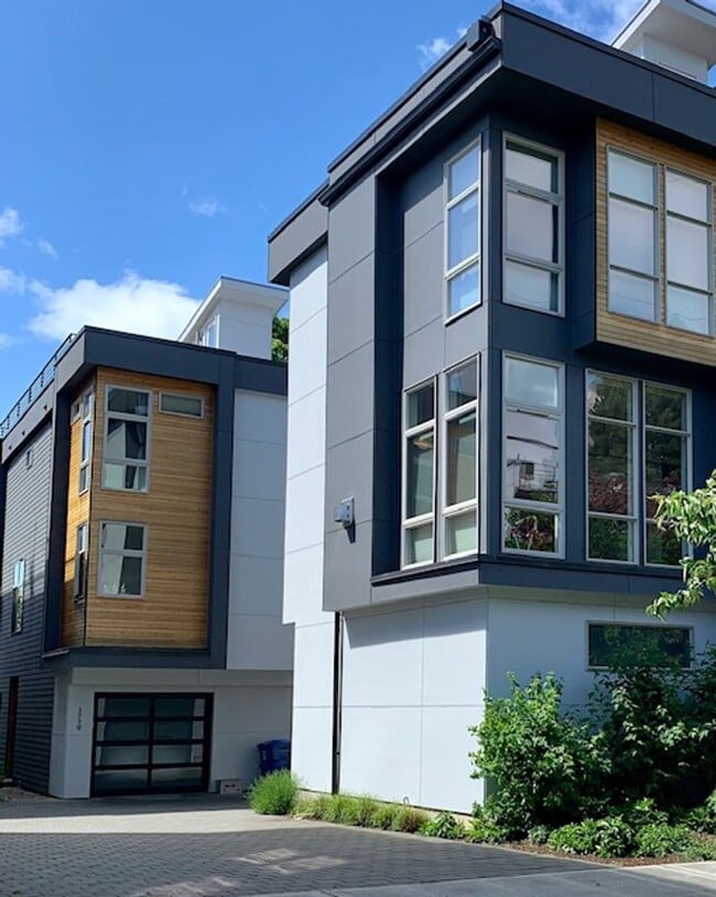 Building Photo - Ballard Townhome