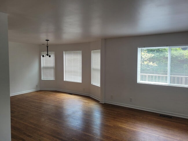 Photo - 5512 Woodlawn Ave N Unit Main Floor