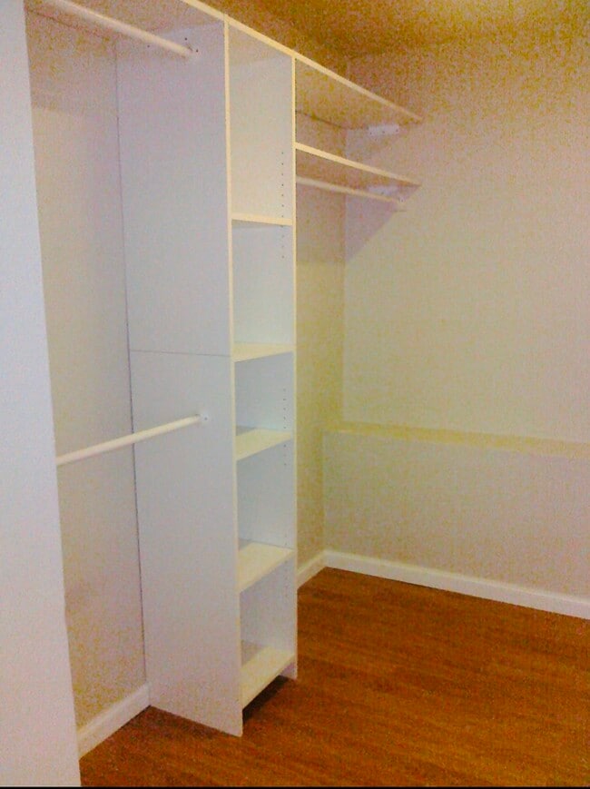 Photo - 2071 Clinton Ave Unidad Large Light filled Lower