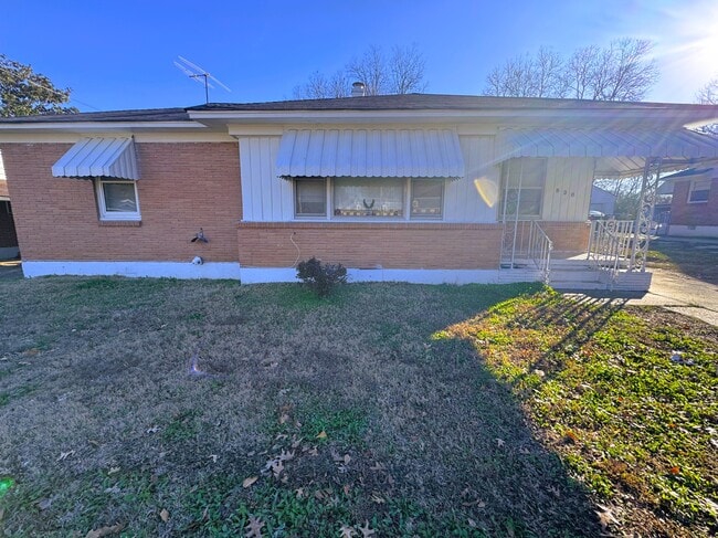 Building Photo - 830 Stratford Rd