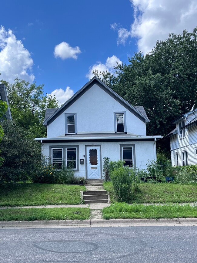 Vista frontal de la casa - 1202 Buchanan St NE Unidad Upper level 1b-1B Duplex
