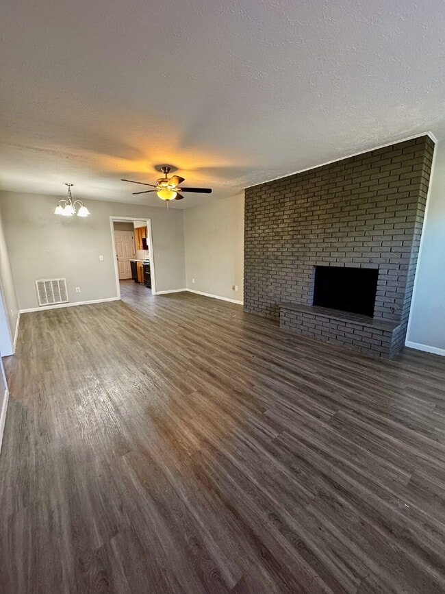 Building Photo - 14901 Dutchmans Dr