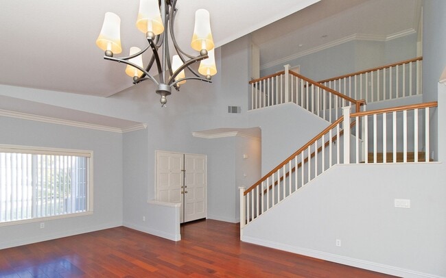 Photo - Spacious 6 Bedroom Home With Huge Backyard!