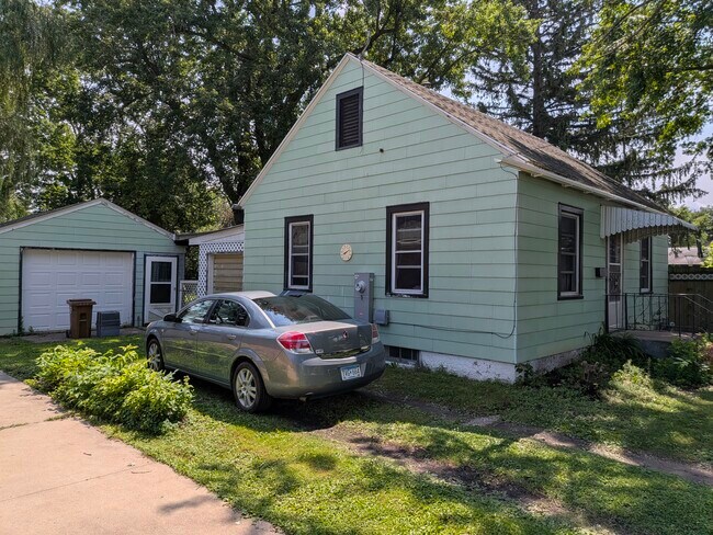 Photo - 504 12th St NE
