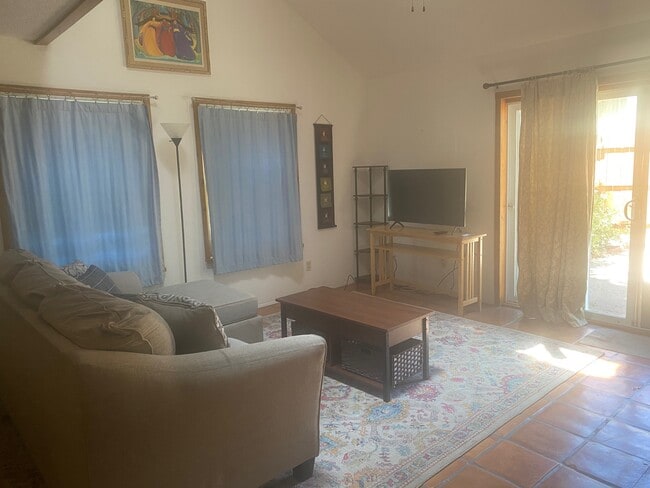 Sala de estar con puerta corrediza que da al patio trasero. - 1083 Sunshine Way