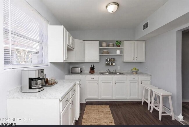 Photo - 1539 Union St W