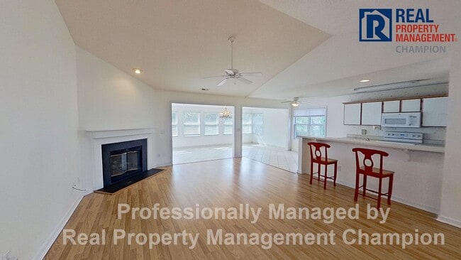 Building Photo - Spacious 3 BD/3 BA Home with Open Floorpla...