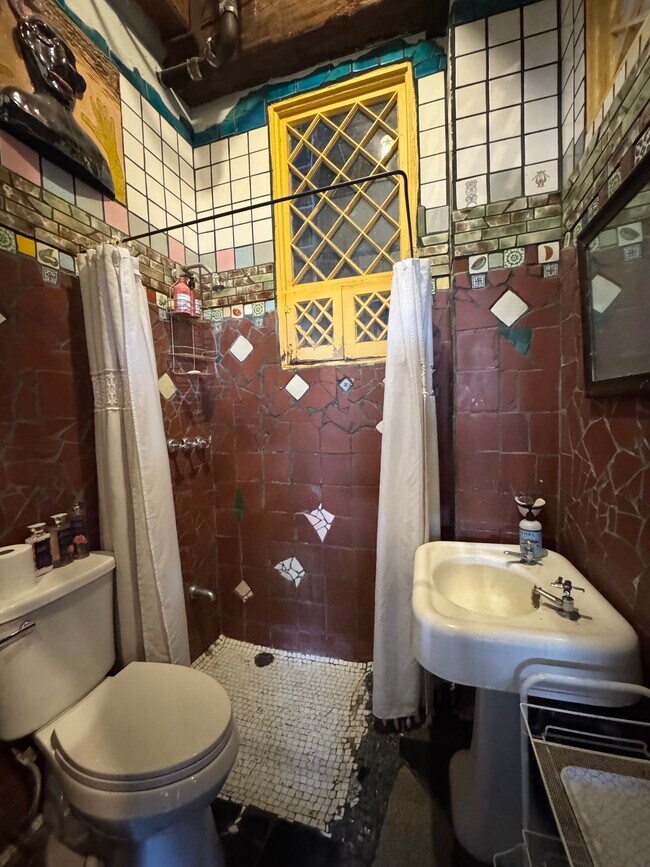 Photo - 915 W 16th St