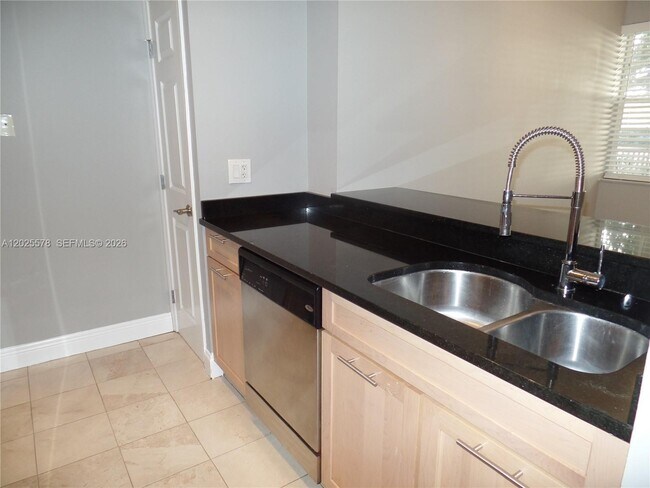 Photo - 2881 N Oakland Forest Dr Unidad 112