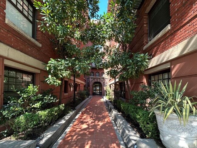 Building Photo - Top Floor Vintage 1 Bed, 1 Bath Condo!