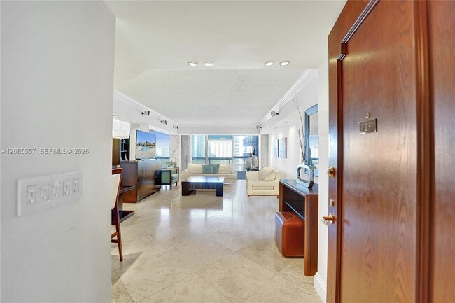 Photo - 19667 Turnberry Way Unidad 12F