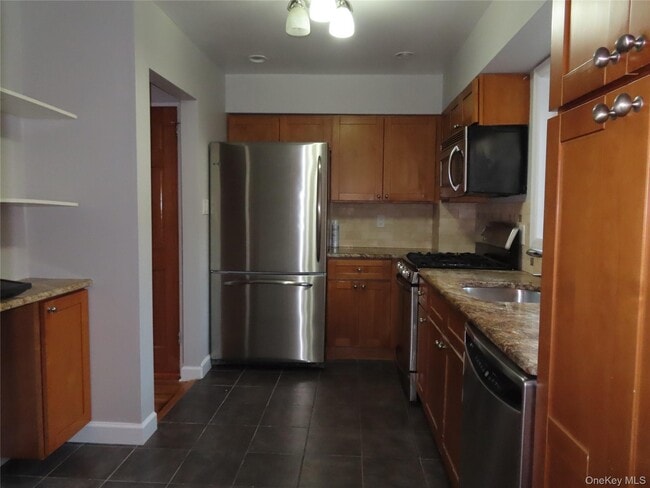 208-09 Bardwell Ave